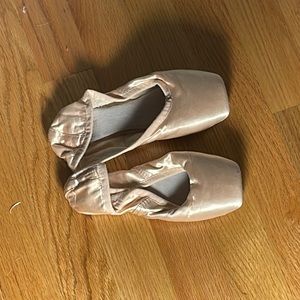 Brand new never worn bloch pointe shoes